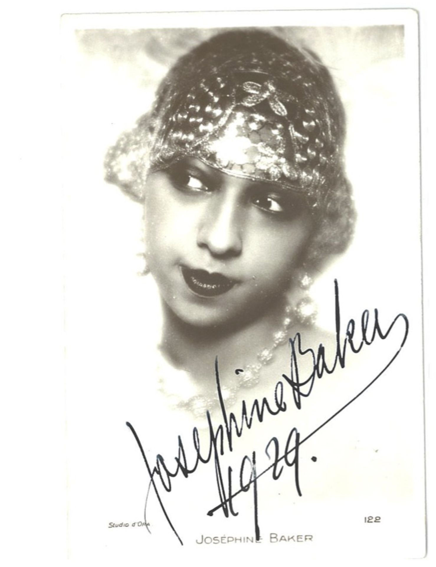 Joséphine BAKER (1906-1975) - Postcard with Autograph Portrait-postcard with [...] - Bild 2 aus 3