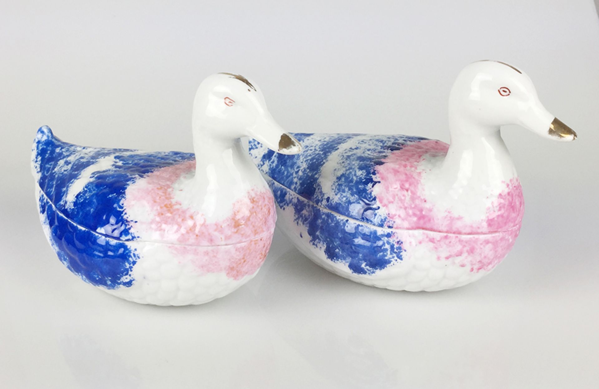 PAIR OF DECORATIVE DUCKS - A pair of decorative ducks, probably used for individual [...]