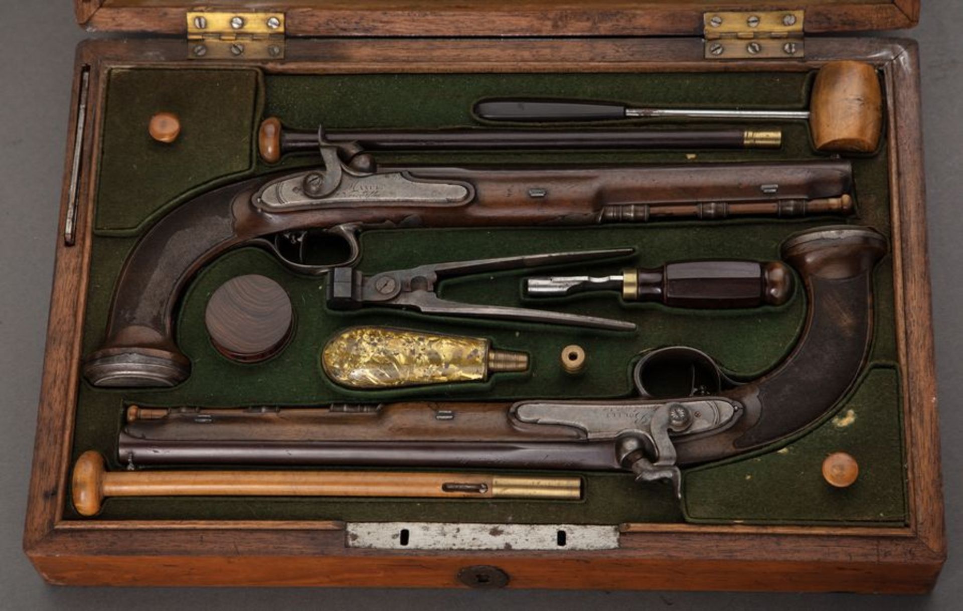 A pair of duelling pistols by Nicolas - Noel Bute, gunsmith of the emperor of France, [...] - Bild 2 aus 2