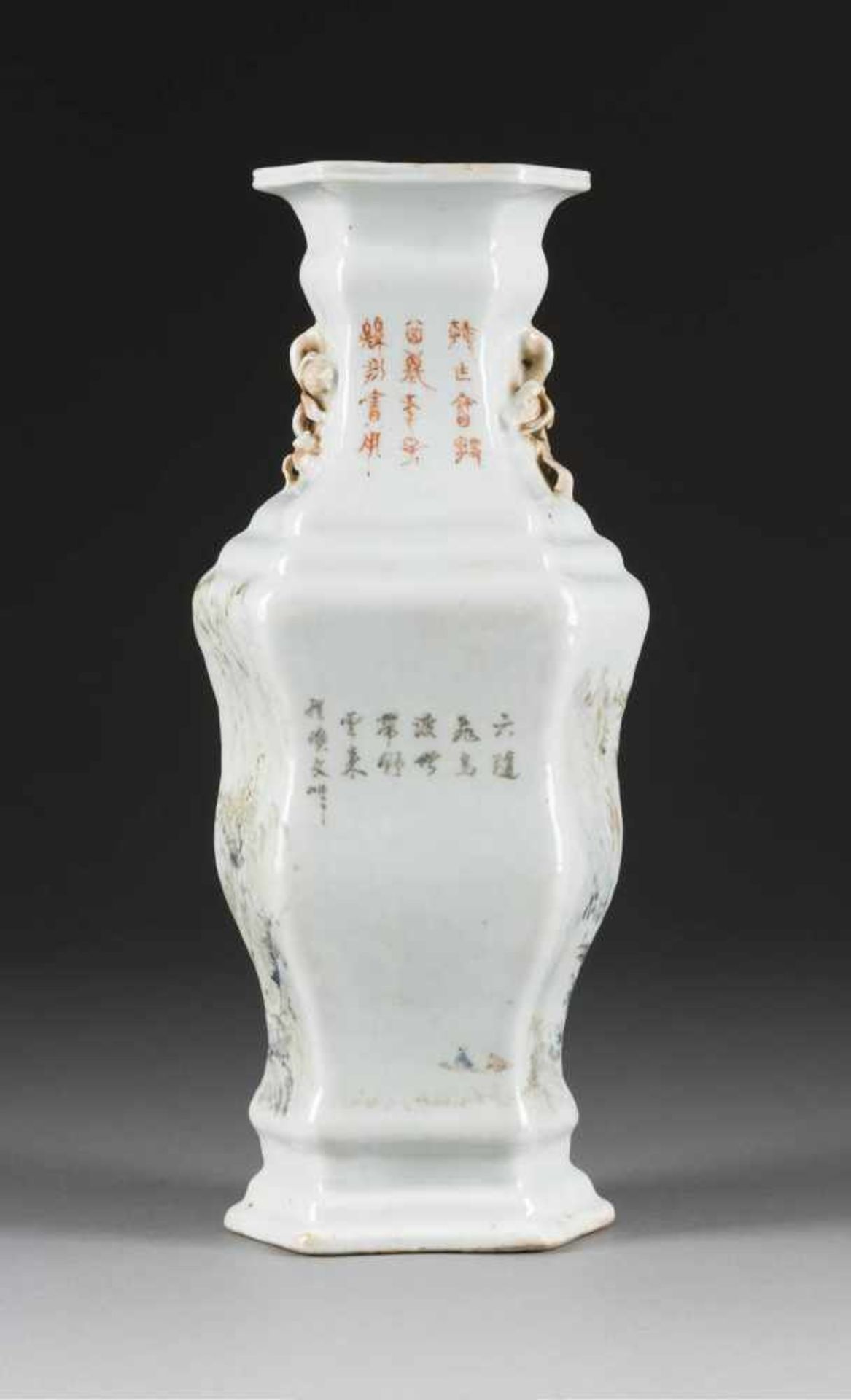 SECHSECKIGE VASE China, 19. Jh. Porzellan, polychrome Aufglasurbemalung. H. 34,3 cm. Bez. 'Cheng, - Bild 2 aus 2