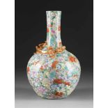 'MILLE FLEUR' - VASE China, um 1900 Porzellan, polychrome Aufglasurbemalung, Goldstaffage. H. 31,