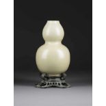 VASE IN FORM EINER KALEBASSE China, 20. Jh. Porzellan, Seladonglasur, feinmaschig craqueliert,