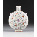 FAMILLE ROSE-VASE China, um 1900 Porzellan, polychrome Aufglasurbemalung, Goldstaffage. H. 22,9