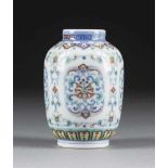 KLEINE VASE MIT FLORALEM DEKOR China, 20. Jh. Porzellan, polychrome Bemalung. H. 9 cm. Im Boden