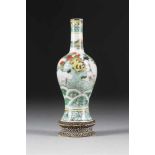 KLEINE FAMILLE VERT-VASE China, 18./19. Jh. Porzellan, polychrome Aufglasurbemalung. H. 14,9 cm.