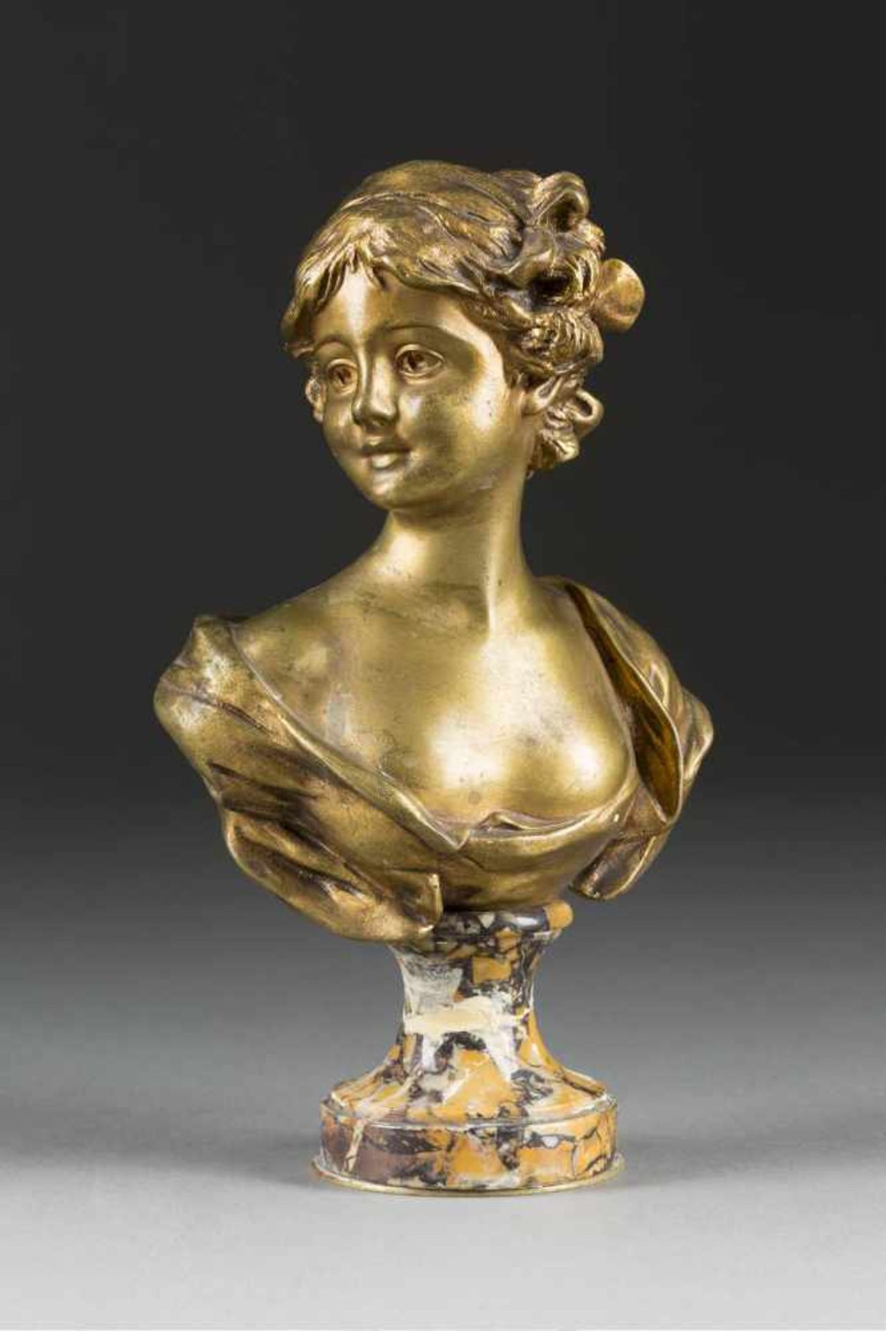 GEORGES VAN DER STRAETEN 1856 Gent - 1928 Paris Frauenbüste Bronze, goldfarben patiniert. Ges.- H.
