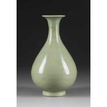 LONGQUAN-VASE MIT SELADONGLASUR China, 18./19. Jh. Keramik. H. 27,5 cm. Min. ber.