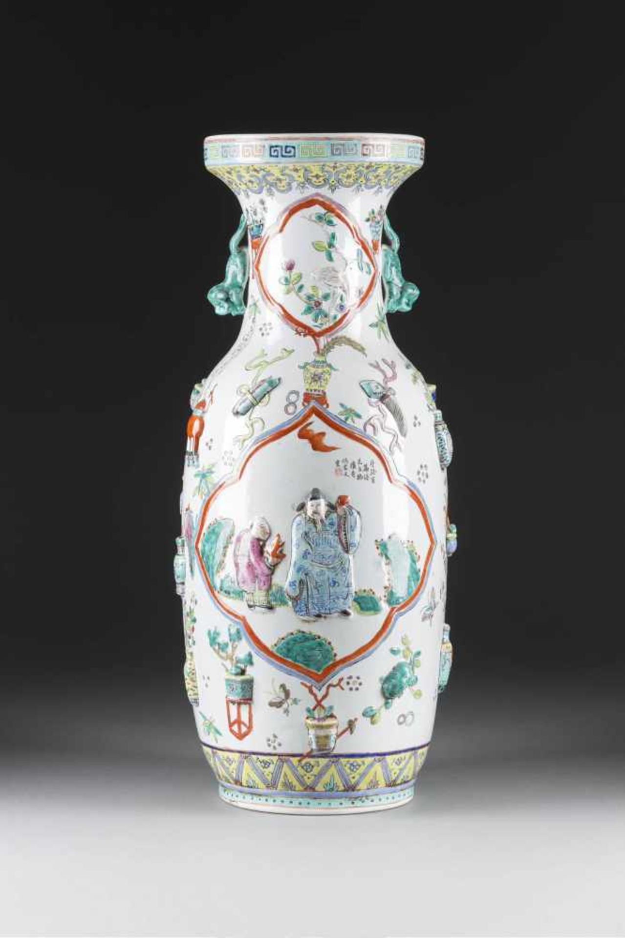 BODENVASE MIT FIGÜRLICHER DARSTELLUNG IM RELIEF China, um 1900 Porzellan, polychrome - Bild 2 aus 3