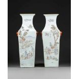 PAAR ECKIGE VASEN China, Späte Qing-Dynastie Porzellan, polychrome Aufglasurbemalung. H. 55 cm.