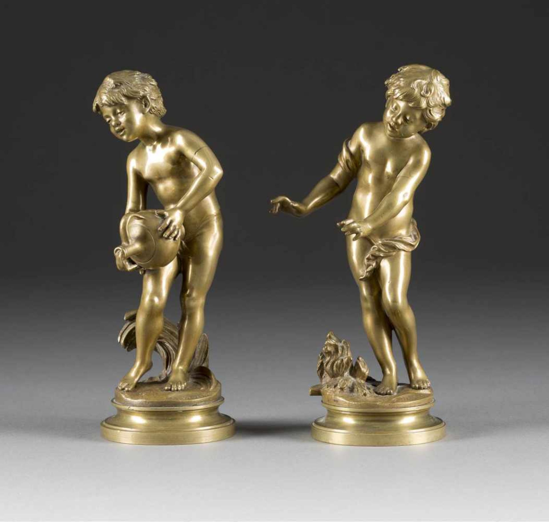 AUGUSTE MOREAU 1861 Dijon - 1906 Paris Zwei spielende Putti Bronze, hell patiniert. H. 20,5 cm.