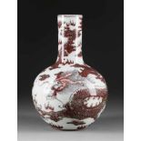 KUGELIGE VASE MIT DRACHENDEKOR China, 19. Jh. Porzellan, unterglasure Bemalung, part. craquelierte