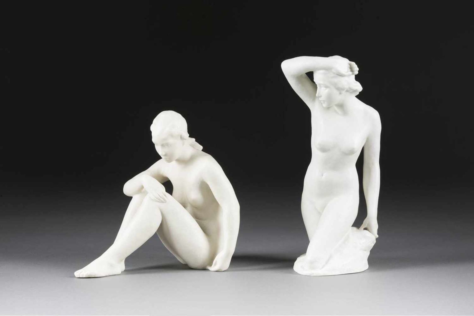 ZWEI AKTFIGUREN Deutsch, Rosenthal, 1. Hälfte 20. Jh. Biskuitporzellan. H. bis 24 cm. Grüner