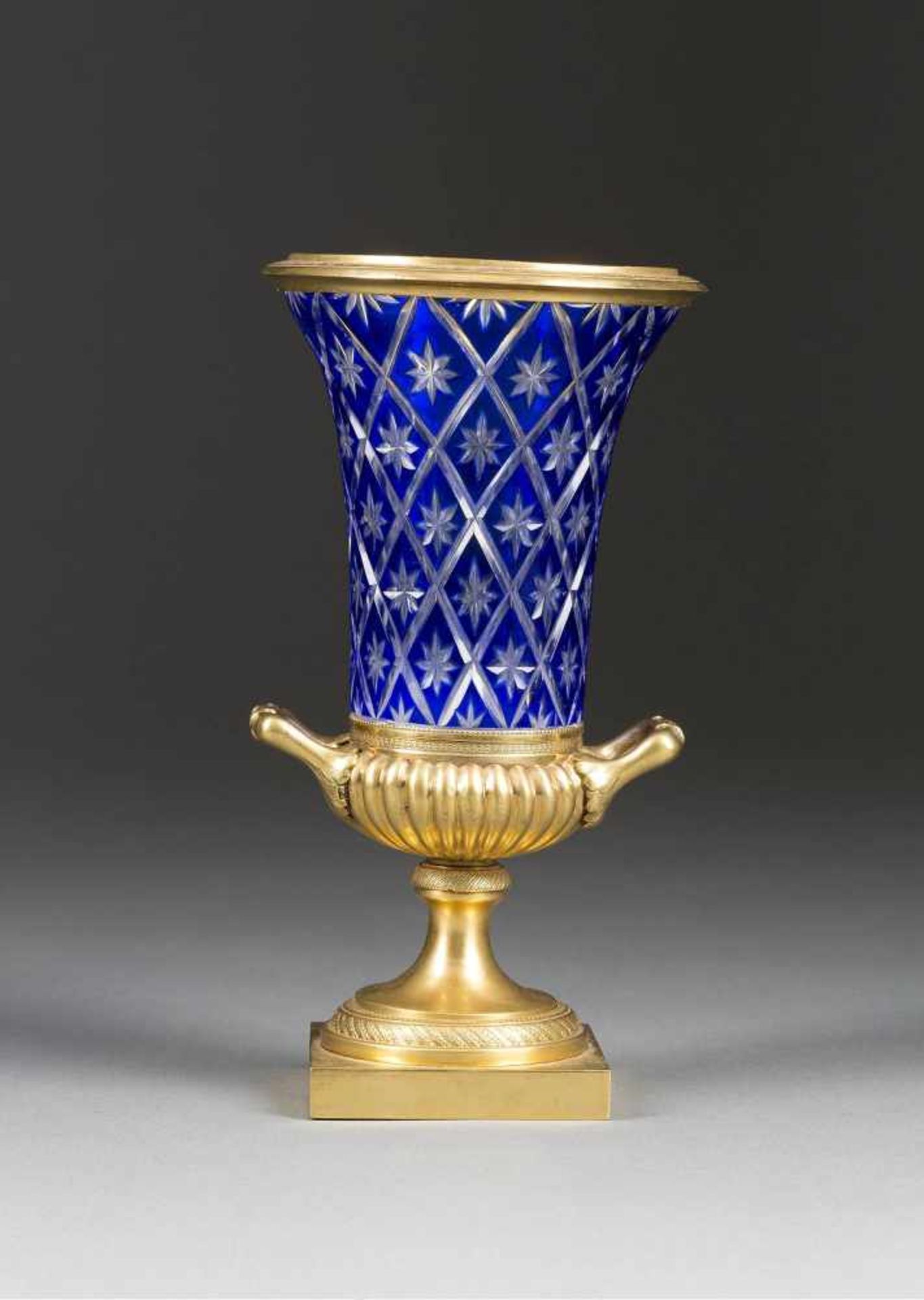 VASE MIT BRONZEMONTIERUNG Russland, Kaiserliche Glasmanufaktur St. Petersburg, um 1830 Farbloses,