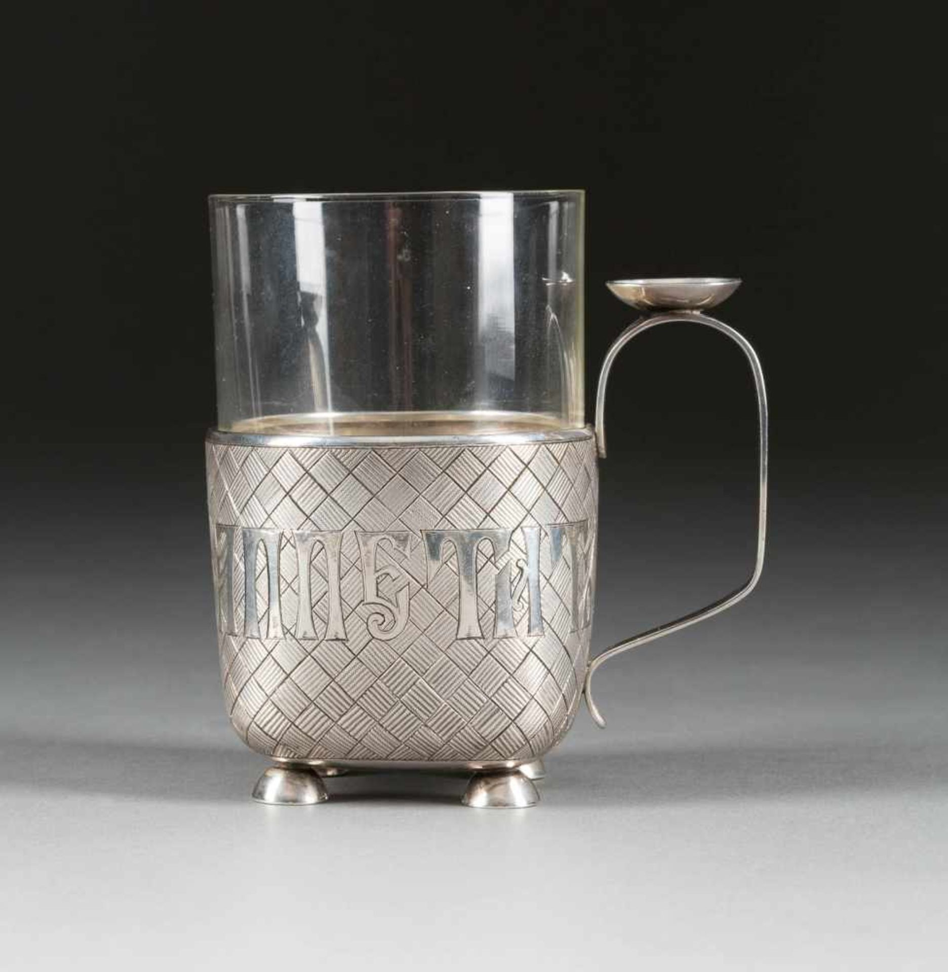 TROMPE L'OEIL-TEEGLASHALTER Russland, St. Petersburg, 1881 Silber, graviert. H. 9,7 cm, 142 g. Auf