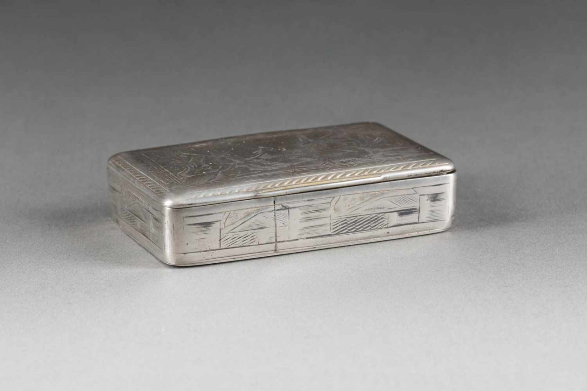 SCHNUPFTABAKDOSE MIT HIRTEN Russland, Moskau, 1836 Silber, allseitiger Gravurdekor. L. 6,8 cm, 59 g. - Bild 3 aus 3