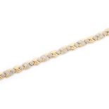 ARMBAND MIT DIAMANTBESATZ Gelbgold, Weißgold. L. 19 cm, Ges.-Gew. ca. 23,6 g. Gest. 14 K. 139