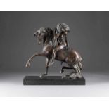 WALTER BRUNS 1954 AMAZONE Bronze, dunkel patiniert, Marmorsockel. Ges.-H. ca. 51 cm. Seitlich