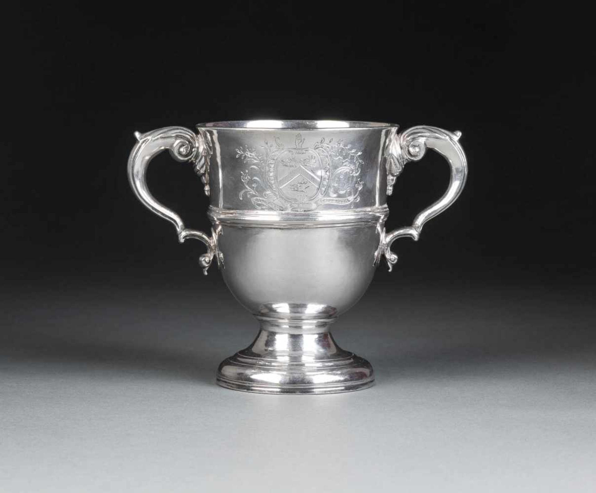 DOPPELHENKELPOKAL Irland, Dublin, Meister John Moore, um 1740 Silber, getrieben. H. 13 cm, 425 g.