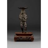 LECHTER IN FORM EINES GEISTES Japan, um 1900 Bronze, dunkel patiniert. H. 27 cm, Ges.-H. 35,2 cm.