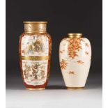 ZWEI SATSUMA-VASEN Japan, Anfang 20. Jh. Keramik, Goldstaffage, craqueliert. H. 30 cm-36,5 cm.