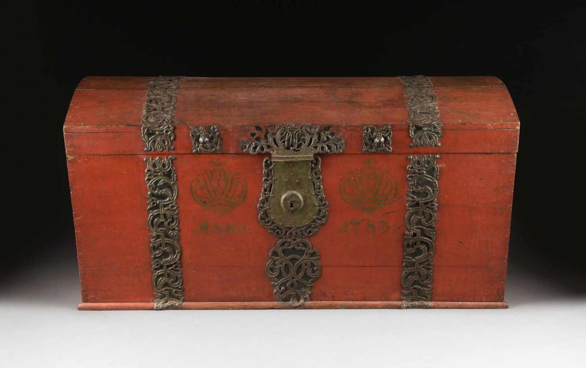 HÖFISCHE RUNDDECKELTRUHE Deutsch, 1783. Eiche, rot gefasst, Eisen-Beschläge. H. 80,5 cm, B. 158