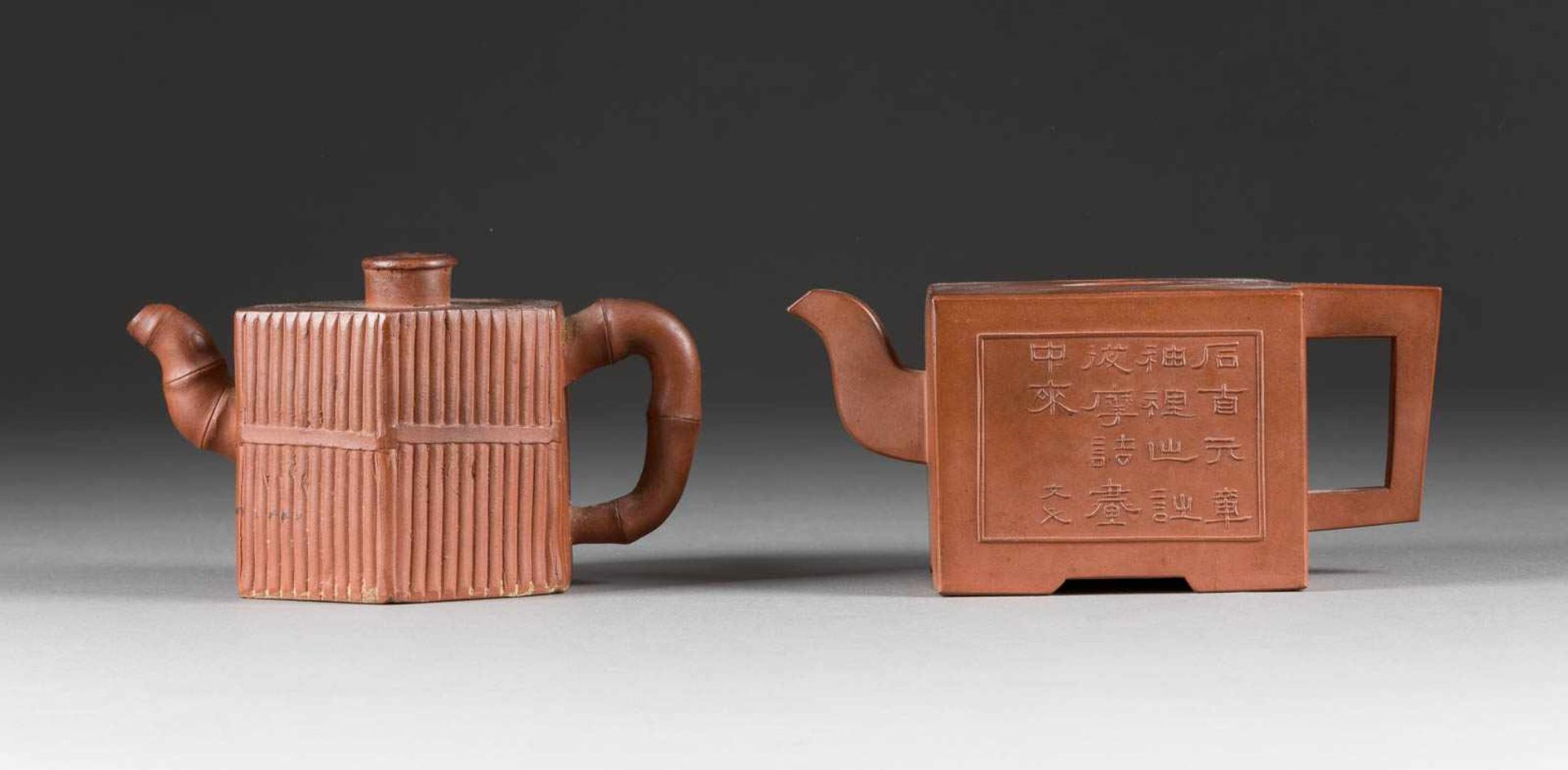 ZWEI ZISHA-TEEKANNEN China, 20. Jh. Braune Keramik. H. 8,4 cm-9,6 cm. Im Boden gemarkt, eine Kanne