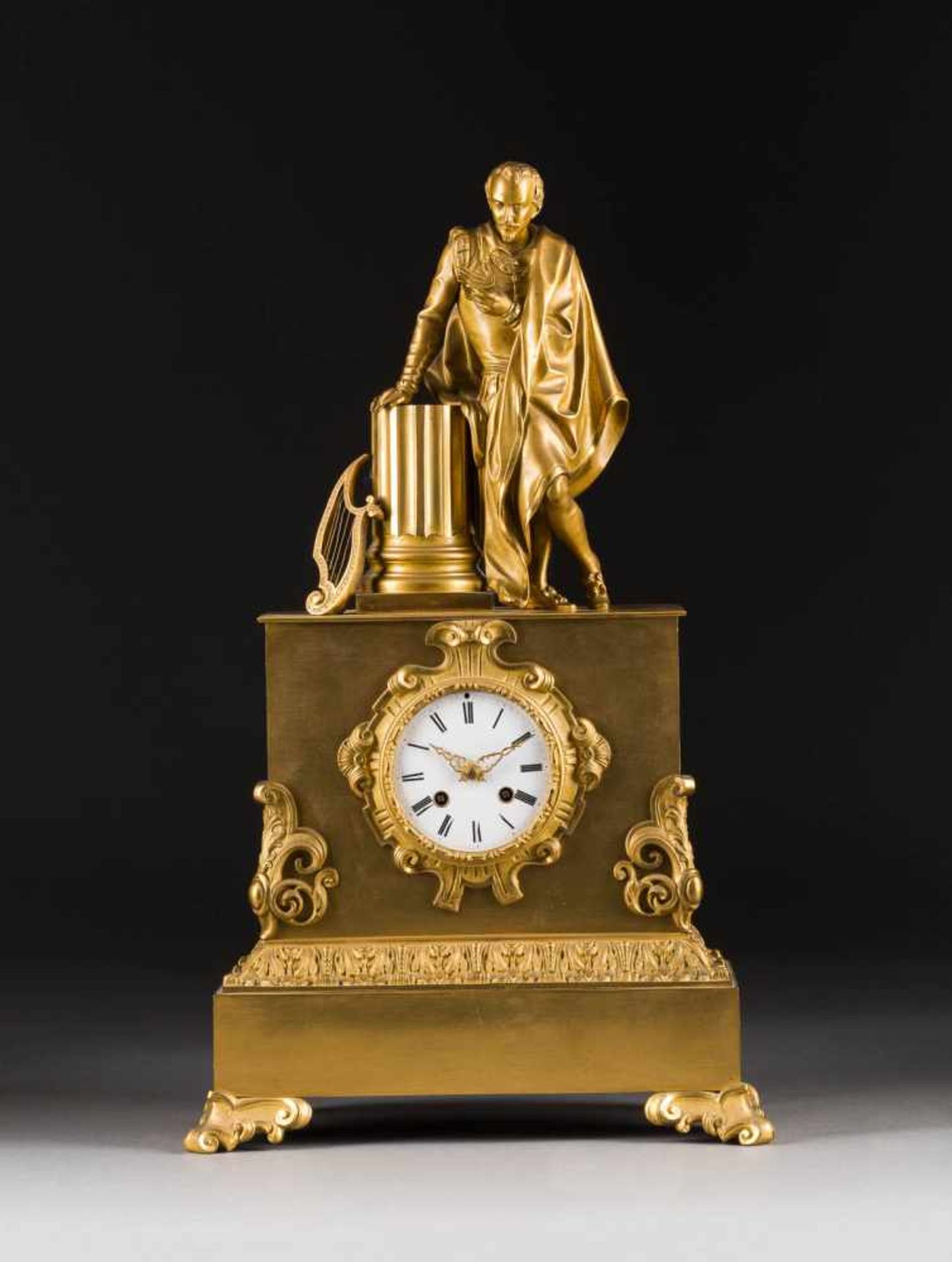 KAMINPENDULE 'MUSIKANT' Frankreich, Mitte 19. Jh. Bronze, vergoldet. H. 55 cm. Auf dem Uhrwerk mit