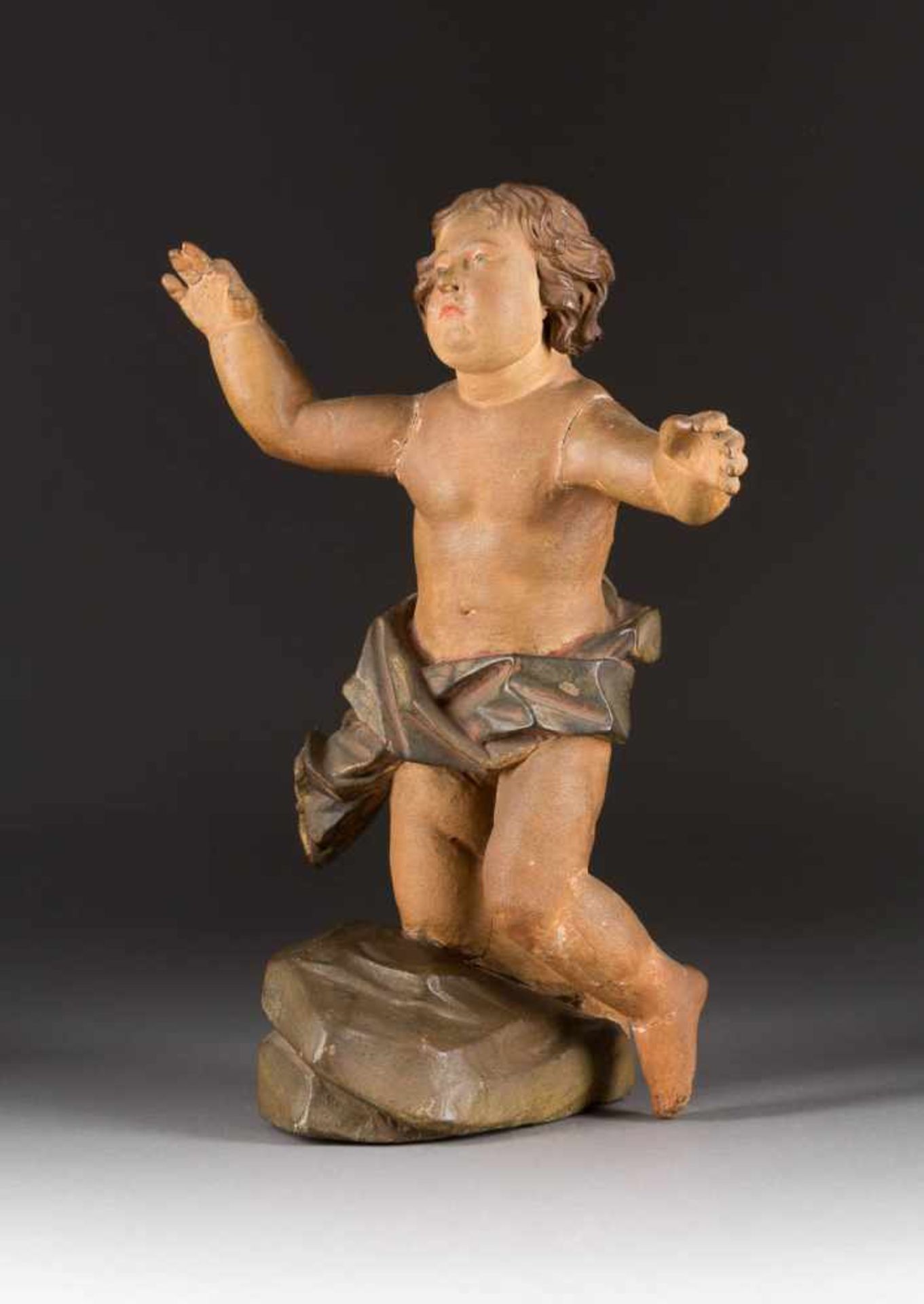 KNIENDER PUTTO Süddeutsch, 18. Jh. Holz, plastisch geschnitzt, polychrom gefasst. H. 52,5 cm. Über