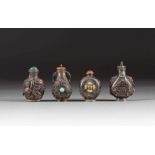 VIER SNUFFBOTTLES Tibet, um 1900 Silber, Steinbesatz (Koralle, Türkis, Malachit). H. 7,3 cm-9cm.