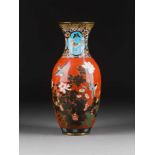 CLOISONNÉ-VASE MIT FLORALDEKOR Japan, 20. Jh. Polychromes Email-Cloisonné. H. 33,5 cm. Zwei Reserven