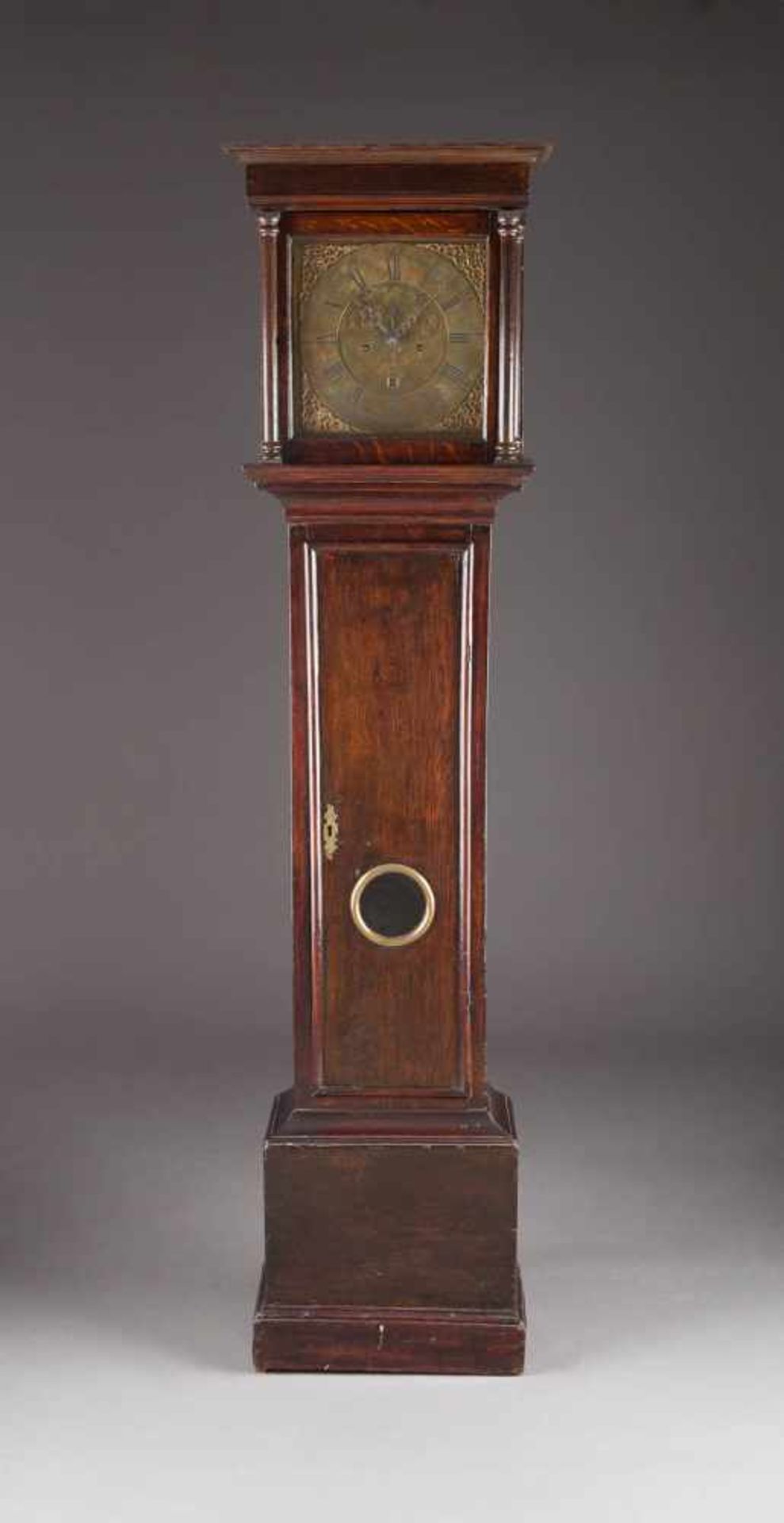 STANDUHR England, Ende 18. Jh. Nussbaum, dunkel gebeizt. H. 200 cm. Auf dem Zifferblatt