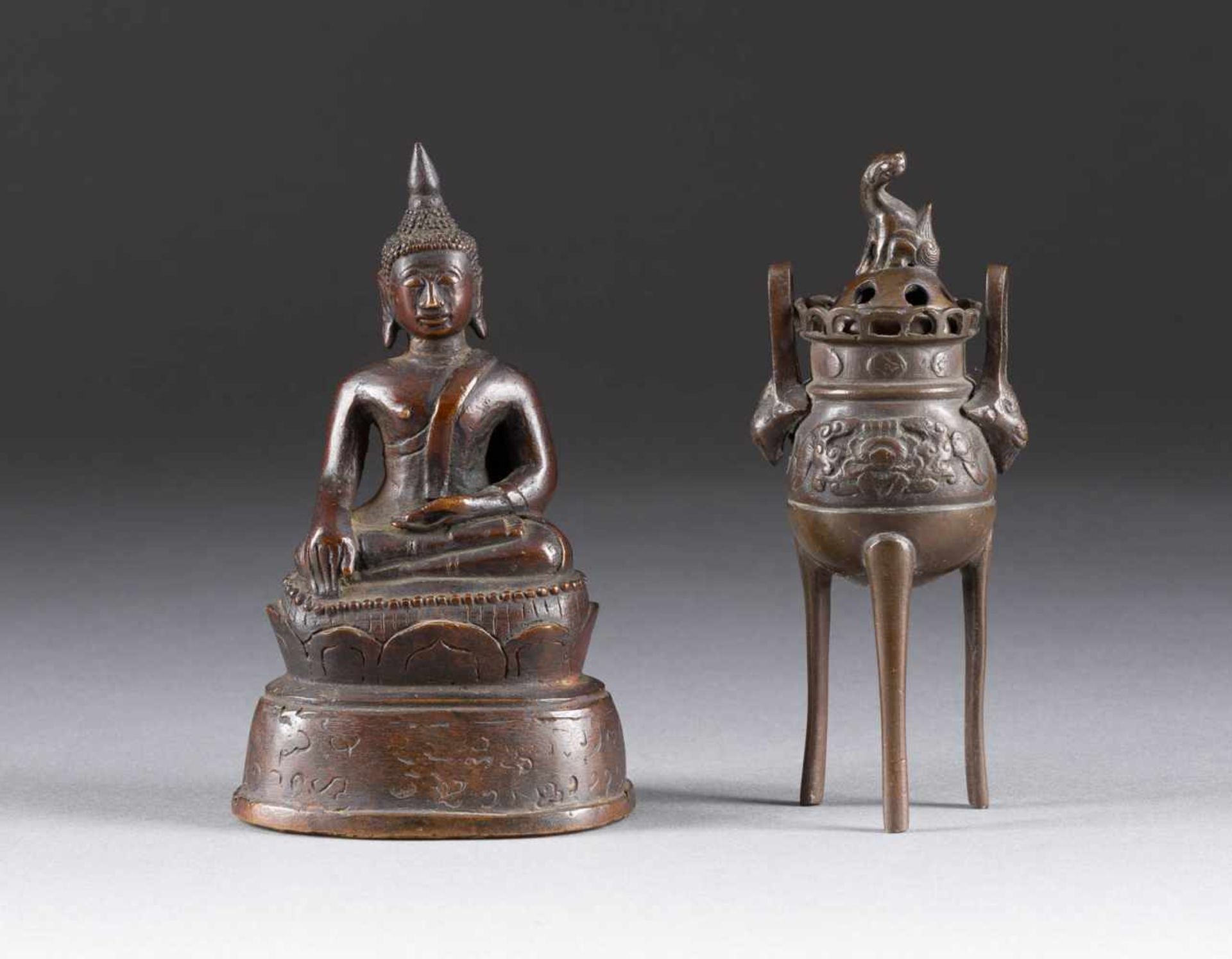 BUDDHA SHAKYAMUNI UND KLEINER WEIHRAUCHBRENNER China und Thailand, um 1900 Bronze, dunkel patiniert.