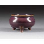 WEIHRAUCHBRENNER China, 13./14. Jh. Keramik (Jun-Yao). H. 4,9 cm, D. 6 cm. Dreifüßige Form, leicht