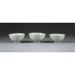 DREI SCHALEN Südostasien, 18./19. Jh. Keramik, Seladon-Glasur. D. 12,8 cm-14 cm. Leicht gewölbtes