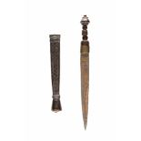 DOLCH Persien, wohl 19. Jh. Stahl, Holz, Leder. Ges.-L. 37,5 cm, 25,8 cm (Klinge). Min. besch.,