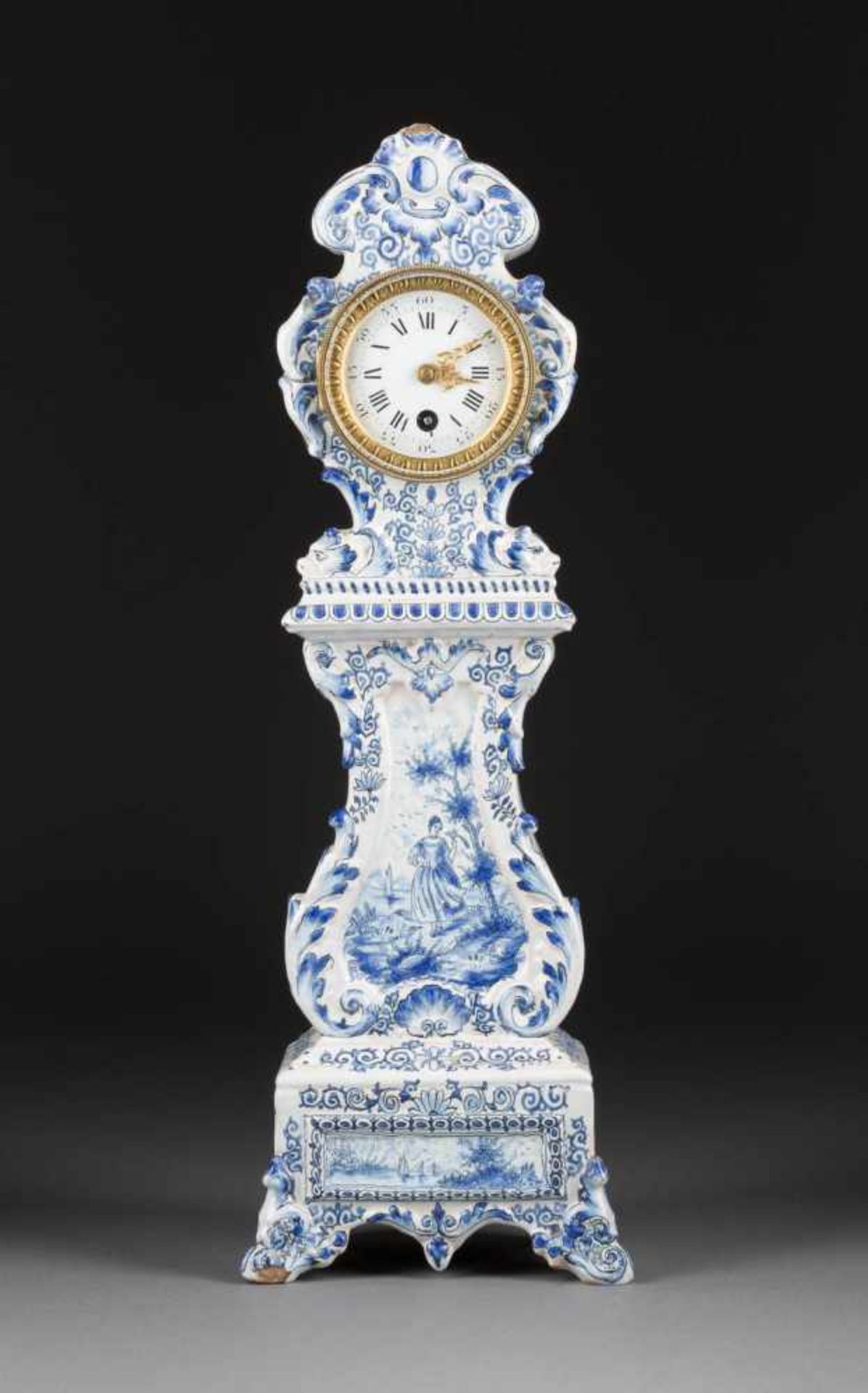 FAYENCE-UHR Niederlande, Delft, 19./ 20. Jh. Fayence, weiß glasiert, blau bemalt. H. 51 cm. Mehrfach