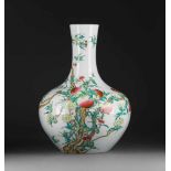 VASE MIT PFIRSICH-DEKOR China, 20. Jh. Porzellan, polychrome Aufgalsurbemalung. H. ca. 56 cm. Im