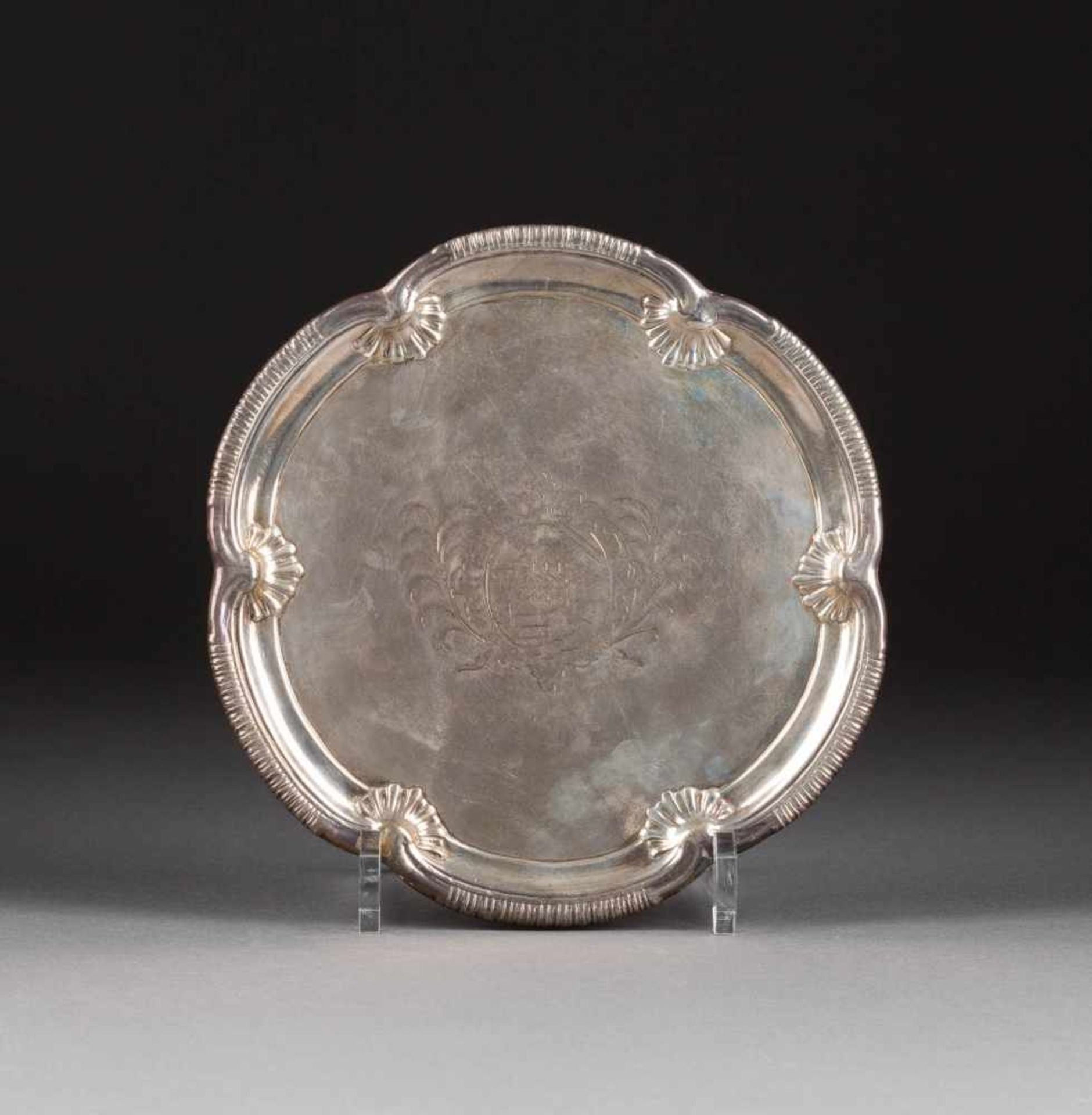 GEORGE II-FUSSTABLETT England, London, Meister George Wickes, 1749 Silber, gegossen. D. 21 cm, 415