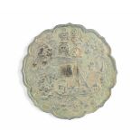 RUNDER SPIEGEL MIT SCHIFFDEKOR China, Jing-Dynastie Bronze. D. ca. 15 cm. Blütenförmiger Rand mit