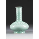 VASE MIT CHRYSANTHEMENDEKOR China, 20. Jh. Porzellan, Seladonglasur. H. 21 cm. Im Boden Sechs-