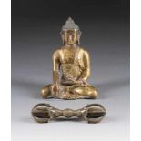 BUDDHA SHAKYAMUNI UND VAJARA China, 19./20. Jh. Bronze, part. farbig gefasst. H. 16,2 cm (Buddha),