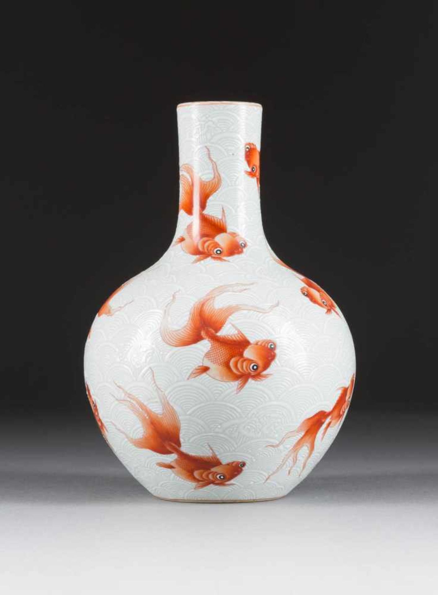 KUGELIGE VASE MIT DEKOR VON GOLDFISCHEN China, Republik-Zeit Porzellan, Goldstaffage. H. 25 cm. Im