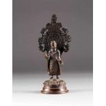 BUDDHA SHAKYAMUNI China, um 1900 Bronze, dunkel patiniert. H. 28,5 cm. Rückseite der Aureola mit