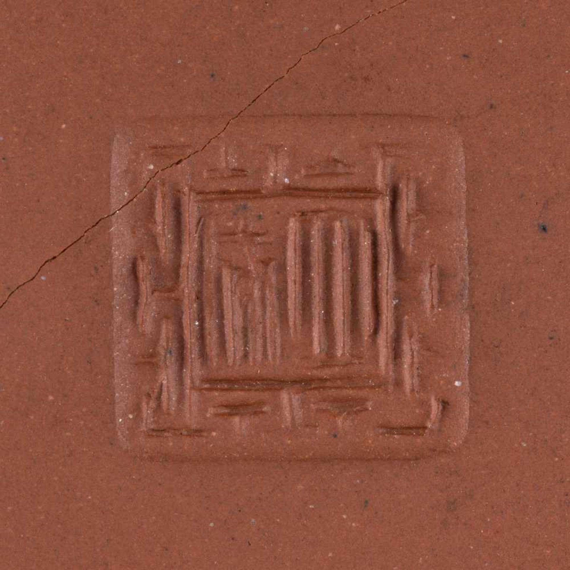 ZWEI ZISHA-TEEKANNEN China, 20. Jh. Braune Keramik. H. 8,4 cm-9,6 cm. Im Boden gemarkt, eine Kanne - Bild 3 aus 3