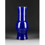 KÖNIGSBLAUE VASE China, 20. Jh. Keramik. H. 44,7 cm. Im Boden gemarkt. Vase mit außergewöhnlicher