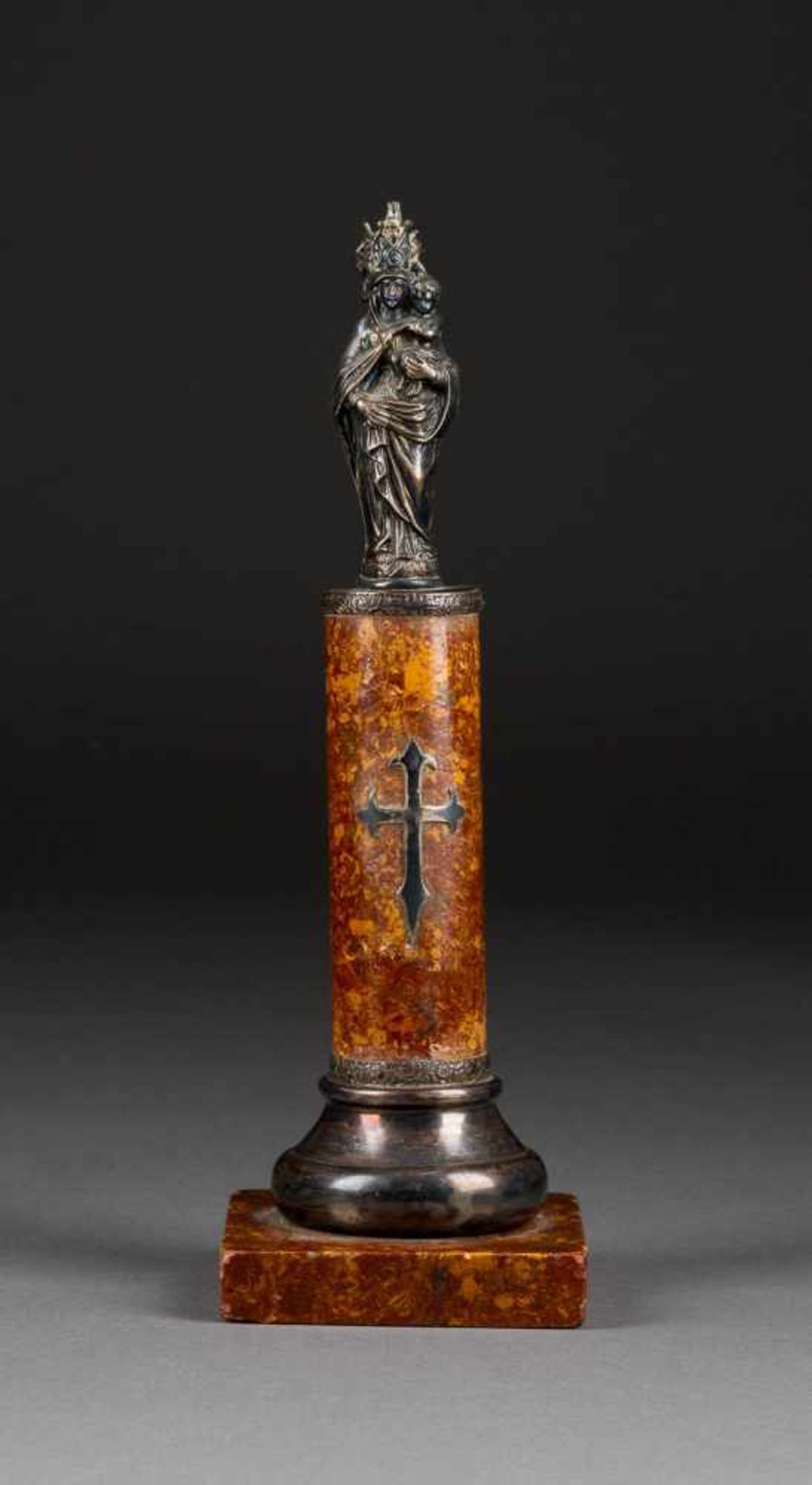 SÄULENMADONNA Süddeutsch, frühes 19. Jh. Silber, gedrückt, gegossen, Holz, marmoriert. H. 30 cm.