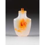 SNUFFBOTTLE MIT CHILONG-DEKOR China, wohl Republik-Zeit Achat. H. 5,5 cm, Gew. ca. 41 g. Fein