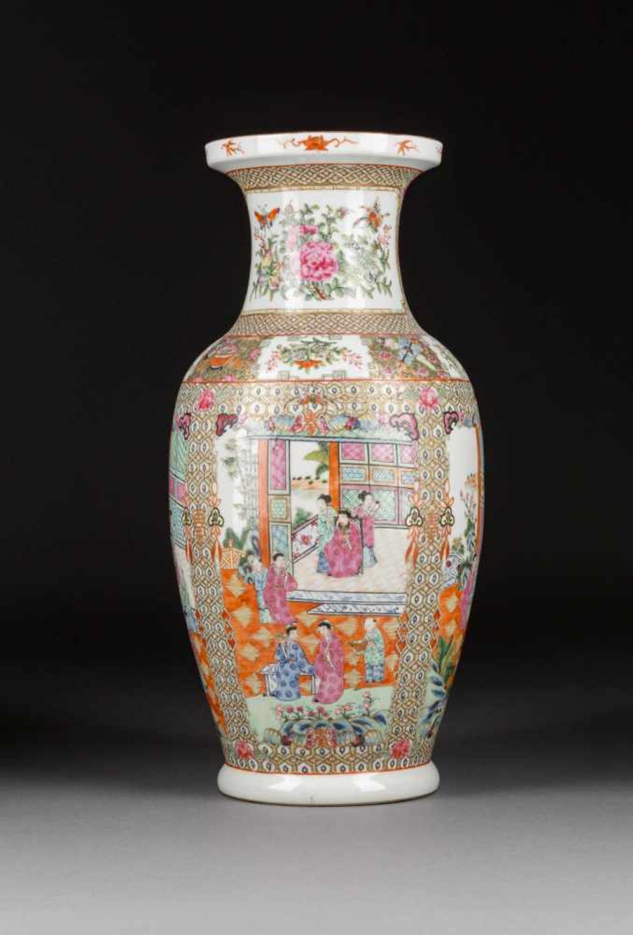 KANTON-VASE MIT FIGÜRLICHEN SZENEN China, um 1900 Porzellan, polychrome Aufglasurbemalung,