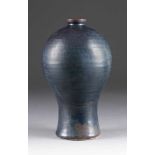 MEIPING-VASE China, 19. Jh. Keramink, dunkelblaue Glasur. H. 30,7 cm. Min. rest. Provenienz: