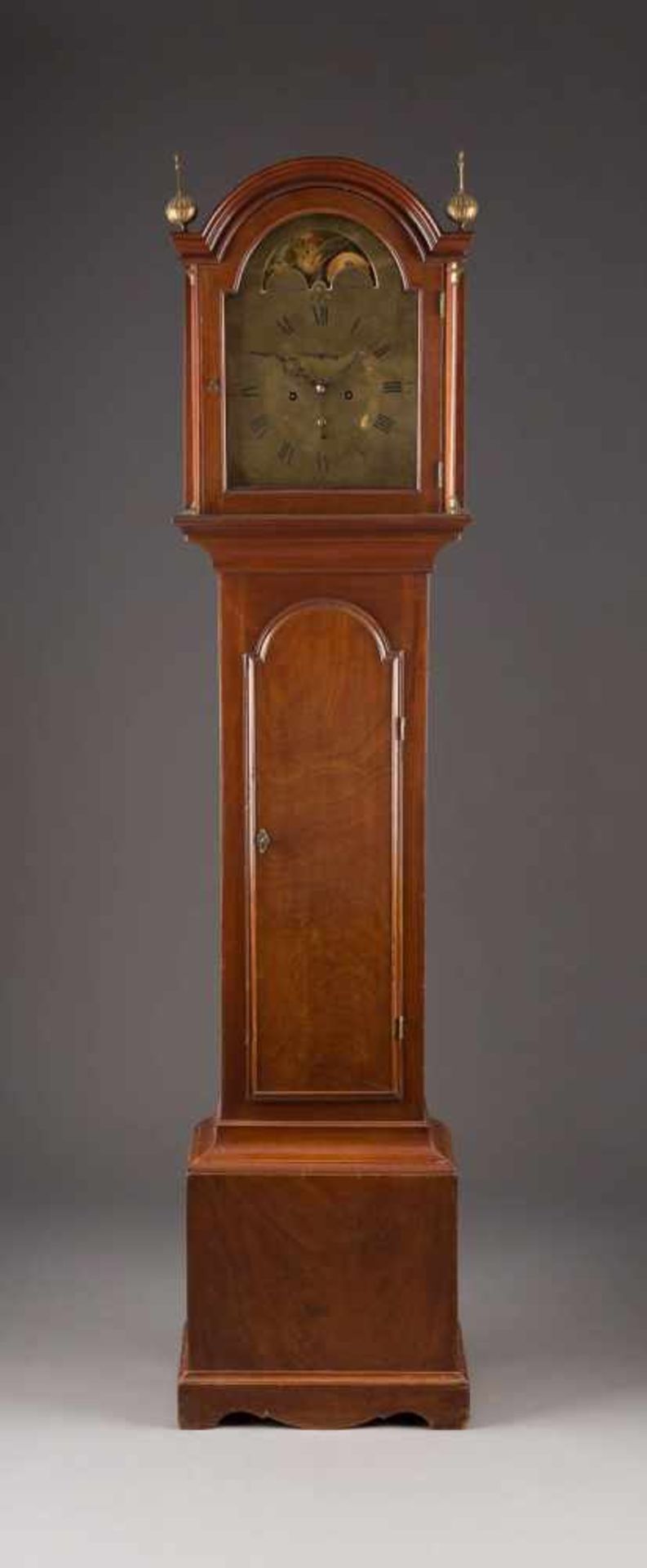 MEISTER-STANDUHR England, Ende 18. Jh. Mahagoni, furniert. H. 207 cm. Auf dem Uhrwerk bezeichnet '